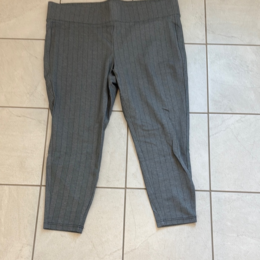 TORRID Pull On Slim Fit Pixie Pants SZ 3X. Bundle 2 or more Torrid leggings-10ea